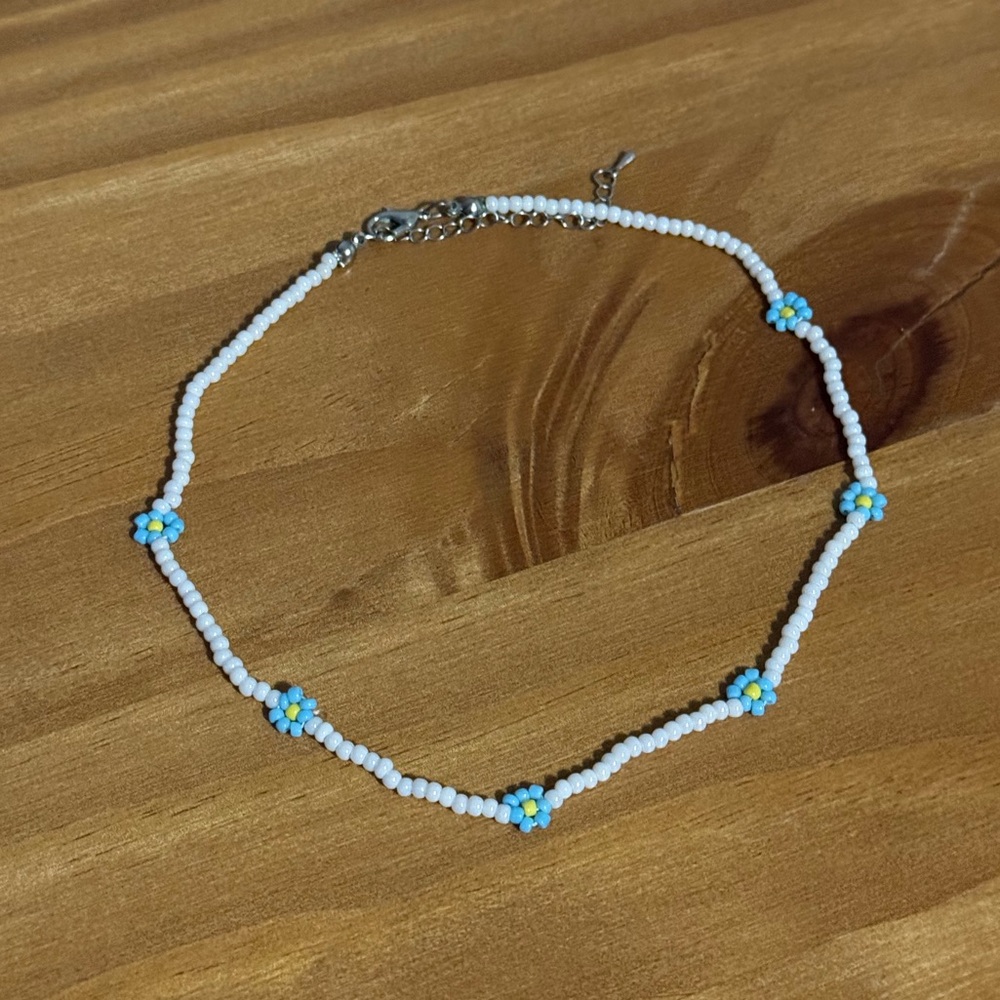 blue and white beaded daisy necklace
